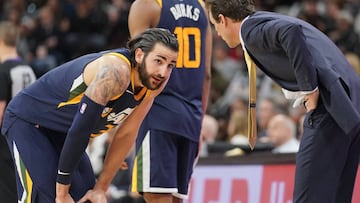 SAN001. SAN ANTONIO (EE.UU.), 03/02/2018.- Ricky Rubio (i) de Utah Jazz conversa con su entrenador Quin Snyder durante un partido de baloncesto de la NBA contra San Antonio Spurs disputado hoy, s&aacute;bado 3 de febrero de 2018, en San Antonio, Texas (EE.UU.). EFE/D. WILLIAM ABATE