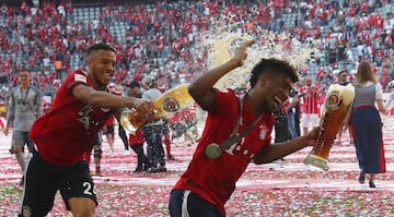 Con trofeo y cerveza en mano Bayern y James celebran el título