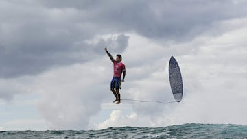 Brazil's Gabriel Medina reacts after getting a large wave in the 5th heat of the men's surfing round 3, during the Paris 2024 Olympic Games, in Teahupo'o, on the French Polynesian Island of Tahiti, on July 29, 2024. (Photo by Jerome BROUILLET / AFP)
