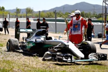 Coche de Hamilton tras abandonar la carrera al chocarse con Rosberg.