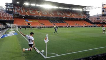 Soler sacando un córner.