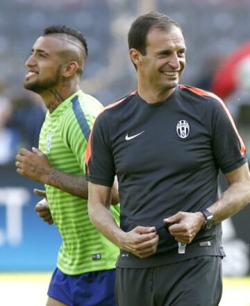 GRA446. BERLÍN, 05/06/2015.- El entrenador del Juventus de Turín, Massimiliano Allegri (d) y el jugador chileno Arturo Vidal (i) durante el entrenamiento previo a la final de Liga de Campeones que jugarán mañana frente al FC Barcelona en el Estadio Olímpico de Berlín. EFE/Andreu Dalmau