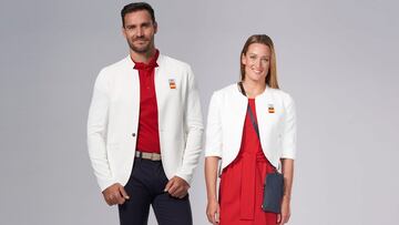 Sa&uacute;l Craviotto y Mireia Belmonte posan con los trajes que lucir&aacute;n como abanderados de Espa&ntilde;a en la ceremonia de inauguraci&oacute;n de los Juegos Ol&iacute;mpicos de Tokio 2020.