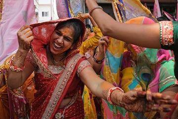 El Holi Festival es uno de los festivales más coloridos que se celebra en el mundo. La fiesta de colores se celebra durante dos días entre finales de febrero y principios de marzo. Los festejos comienzan con la última luna llena del mes lunar hindú (Phalguna). Este festivo acontecimiento se despliega en todo el país, donde una explosión de colores se eleva sobre una multitud que baila y se llena de alegría.