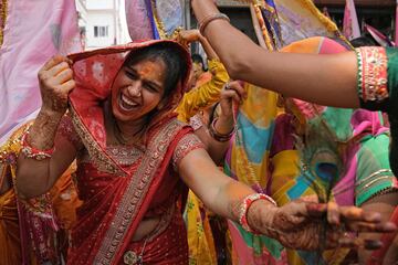 El Holi Festival es uno de los festivales más coloridos que se celebra en el mundo. La fiesta de colores se celebra durante dos días entre finales de febrero y principios de marzo. Los festejos comienzan con la última luna llena del mes lunar hindú (Phalguna). Este festivo acontecimiento se despliega en todo el país, donde una explosión de colores se eleva sobre una multitud que baila y se llena de alegría.