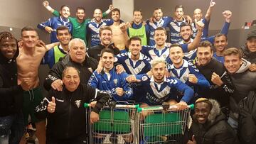 Los jugadores del Badalona celebran una victoria en Liga.