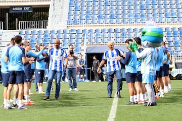 Daro Silva y Dely Valds, saludan a los jugadores del Mlaga en La Rosaleda y luciendo la camiseta 'vintage' del Mlaga CF de las temporadas 1999-00 y 2000-01.