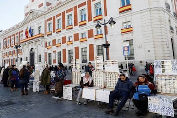 Numerosos puestos de venta de lotera instalados en la Puerta del Sol de Madrid durante el puente de la Constitucin.