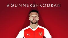 Mustafi posando con la camiseta del Arsenal. 