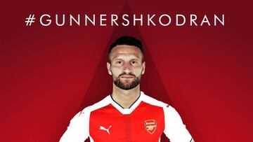 Mustafi posando con la camiseta del Arsenal.