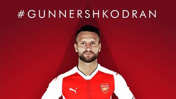 Mustafi posando con la camiseta del Arsenal. 