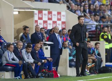 El entrenador del Atlético Simeone en la banda. 