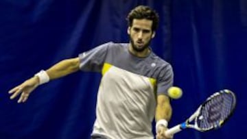 El tenista espa&ntilde;ol Feliciano L&oacute;pez devuelve una bola al alem&aacute;n Benjamin Becker hoy, durante un juego del Torneo de Memphis en el Racquet Club de Memphis.