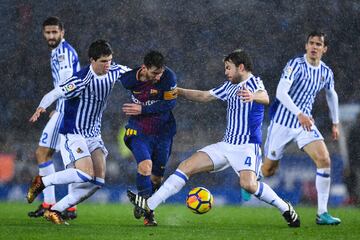 Lionel Messi entre Igor Zubeldia y Asier Illarramendi.