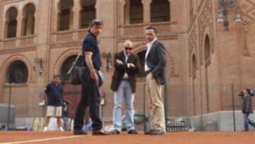 <b>ESCENARIO INÉDITO. </b>A sólo metros de donde salen los toros arrastrados en Las Ventas, Emilio Sánchez revisa las pistas de entrenamiento.