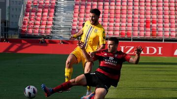El lateral cedido por Osasuna, Diego Moreno, frena el avance de un adversario en el estreno liguero.