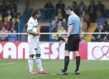 El defensa uruguayo del Elche Damián Suárez marca el 0-1 de penalti ante el Villarreal, durante el partido de la trigésima primera jornada de liga de Primera División disputado esta tarde en el estadio de El Madrigal.