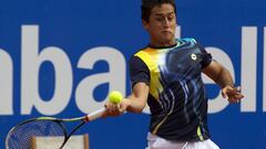 Nicol&aacute;s Almagro devuelve una bola en su partido ante Rafa Nadal en los cuartos de final del Barcelona Open Banc Sabadell de 2014.