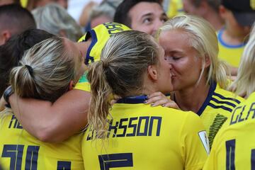 En el Mundial de Francia de 2019, Suecia venci¨® a Canad¨¢ y se clasific¨® para los cuartos de final. Eriksson, jugadora sueca, se bes¨® con su pareja Harder, jugadora danesa que le animaba en la grada.