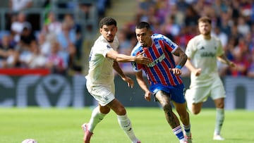 Soccer Football - Premier League - Crystal Palace v Nottingham Forest - Selhurst Park, London, Britain - August 24, 2025 Nottingham Forest's Morgan Gibbs-White in action with Crystal Palace's Daniel Munoz Action Images via Reuters/Peter Cziborra EDITORIAL USE ONLY. NO USE WITH UNAUTHORIZED AUDIO, VIDEO, DATA, FIXTURE LISTS, CLUB/LEAGUE LOGOS OR 'LIVE' SERVICES. ONLINE IN-MATCH USE LIMITED TO 120 IMAGES, NO VIDEO EMULATION. NO USE IN BETTING, GAMES OR SINGLE CLUB/LEAGUE/PLAYER PUBLICATIONS. PLEASE CONTACT YOUR ACCOUNT REPRESENTATIVE FOR FURTHER DETAILS..