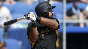 El dominicano Pedro Álvarez, líder en home runs en la Liga Nacional en 2013, todavía no tiene equipo para el presente año.