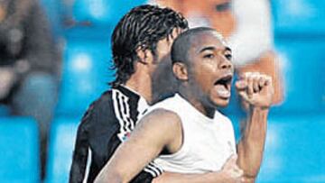 Robinho celebra su gol, que dio la victoria al Real Madrid.