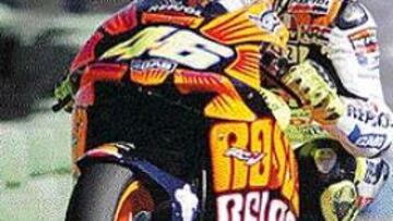 <b>MODELO DE AUSTIN POWER.</b> Valentino Rossi lució ayer una nueva decoración en su moto al más puro estilo Austin Power. Él mismo elegió ese diseño en un concurso organizado por Repsol y la revista Motociclismo. El ganador fue Ernesto Arnáez, de Zamora, un veinteañero que recibió como premio de manos de Rossi una Honda CBR 600 pintada con estos mismos colores. Vaya lujo.