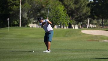 Golfista en plena competición.