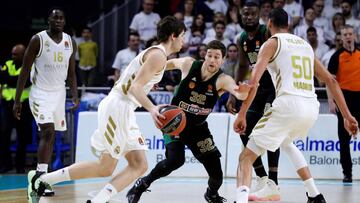 GRAF6070. MADRID, 24/02/2020.- El alero serbio del Real Madrid, Mario Nakic (i), con el balón ante la defensa del base estadounidense de Panathinaikos, Jimmer Fredette, durante el partido correspondiente a la jornada 26 de la Euroliga de baloncesto, celebrado este lunes en el WiZink Center de Madrid. EFE/Juanjo Martín.