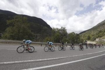 El pelotón durante la salida de la etapa entre Andorra la Vella y Cortals d' Encamp de 138 kilómetros. antes del comienzo de la undécima etapa.