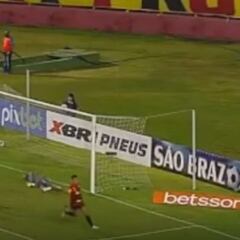 ¡Qué cabezazo! El gol anulado que frustró el debut de Parraguez