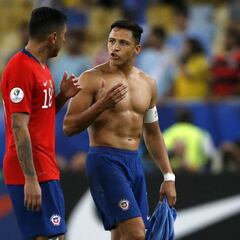 El gran enojo de Sánchez tras 'foul' de Jara a hincha invasor