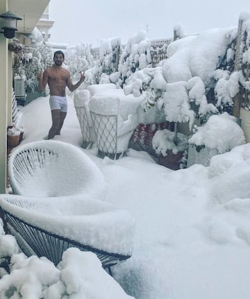 "Parece que está nevando", escribió el actor y director, que no dudó en salir en calzoncillos a su terraza repleta de nieve.