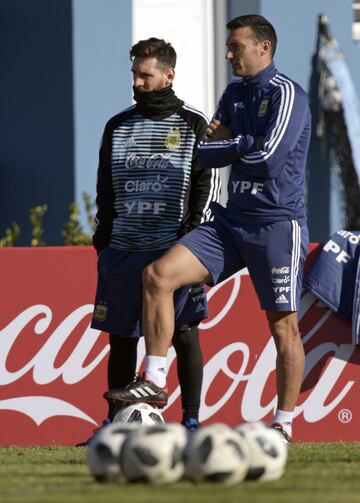 El capitán de la selección argentina, Lionel Messi, participa en un entrenamiento, en las instalaciones de la Asociación del Fútbol Argentino (AFA)