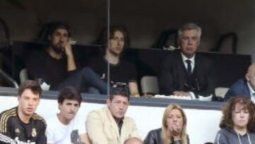 Ancelotti y Casillas fueron ovacionados por el Bernab¨¦u
