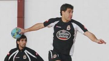 <b>LOTINA EJERCIÓ ESTA VEZ COMO ÁRBITRO. </b>Los jugadores del Deportivo cambiaron ayer el fútbol por el baloncesto, el balonmano y el fútbol sala para tratar de distraer su atención de la crisis de resultados. Lotina ejerció en las pachangas como árbitro, aunque se ganó un par de pequeñas protestas por alguna decisión dudosa.