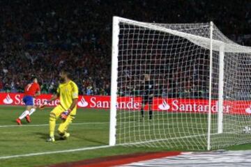 Al fin llegó el título. El decisivo penal de Alexis Sánchez no solo acabó con un partido que desde el inicio fue trabado. Finalizó con 99 años de sequía y frustraciones de La Roja a lo largo de la historia. El título de Copa América era una realidad.