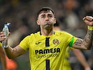 VILLARREAL (CASTELLÓN), 09/02/2026.- El centrocampista del Villarreal Alberto Moleiro celebra su gol, cuarto del equipo, durante el partido de la jornada 23 de LaLiga que Villarreal CF y RCD Espanyol disputan este lunes en el estadio de La Cerámica. EFE/Andreu Esteban