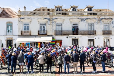 Ayuso arranca “contento” y bonificando en la victoria de Magnier