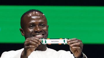 Sadio Mané saca la papeleta de Nigeria en el sorteo.