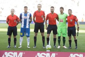 El árbitro Melero López acompañado por sus asistentes Torre Cimiano y Martínez Serrato, el cuarto árbitro Santos Pargaña y los capitanes Javi López e Irureta. 