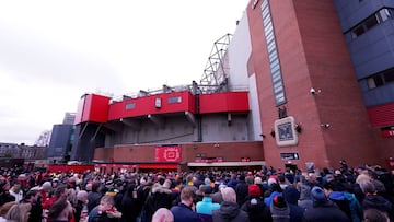 Soccer Football - Premier League - Manchester United v Wolverhampton Wanderers - Old Trafford, Manchester, Britain - February 1, 2020 General view as fans gather during a Munich air disaster memorial outside the stadium before the match REUTERS/Andrew Y
