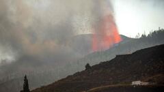 Mount Cumbre Vieja erupts spewing a column of smoke and ash as seen from Los Llanos de Aridane on the Canary island of La Palma on September 20, 2021. (Photo by DESIREE MARTIN / AFP)