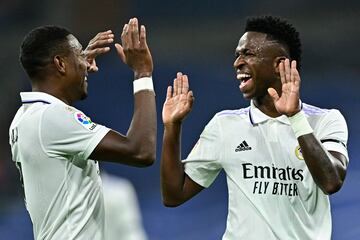 1-0. Vinicius celebra el primer gol con David Alaba.