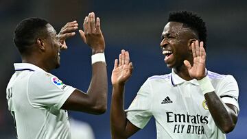 1-0. Vinicius celebra el primer gol con David Alaba.