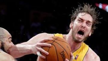 <b>22 PUNTOS Y 15 REBOTES. </b>Pau Gasol defiende el balón ante el jugador de los Utah Jazz Carlos Boozer.