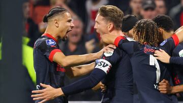 Obispo y De Jong celebran el segundo gol del partido.
