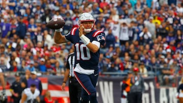 Foxborough (United States), 25/09/2022.- New England Patriots quarterback Mac Jones looks to make a pass during the second half against the Baltimore Ravens at Gillette Stadium in Foxborough, Massachusetts, USA, 25 September 2022. (Disturbios, Estados Unidos) EFE/EPA/CJ GUNTHER
