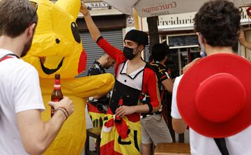 Ambiente de fiesta entre los seguidores de España y Polonia