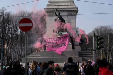 Los estudiantes usan bengalas en un monumento de Giuseppe Garibaldi durante una concentración en el Día Internacional de la Mujer en Milán, Italia.
